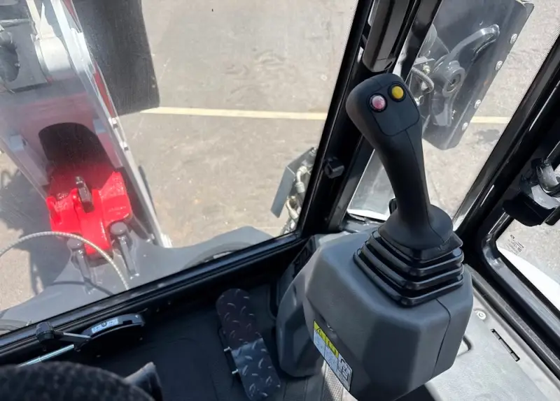 2025 Bobcat B760 4WD Backhoe Wheel Loader Tractor photo 21
